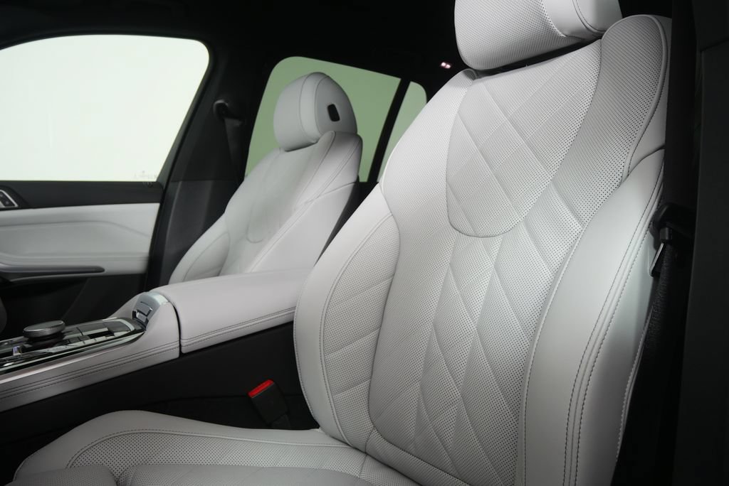 Used 2026 BMW X5 xDrive40i w/ M Sport Package AWD/4WD image 11