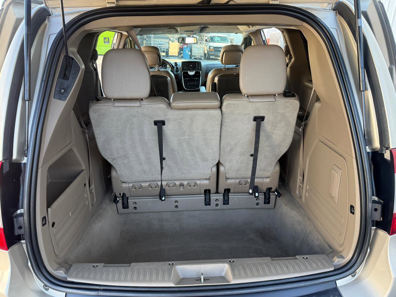 Used 2014 Chrysler Town & Country Touring-L w/ Driver Convenience Group FWD image 12