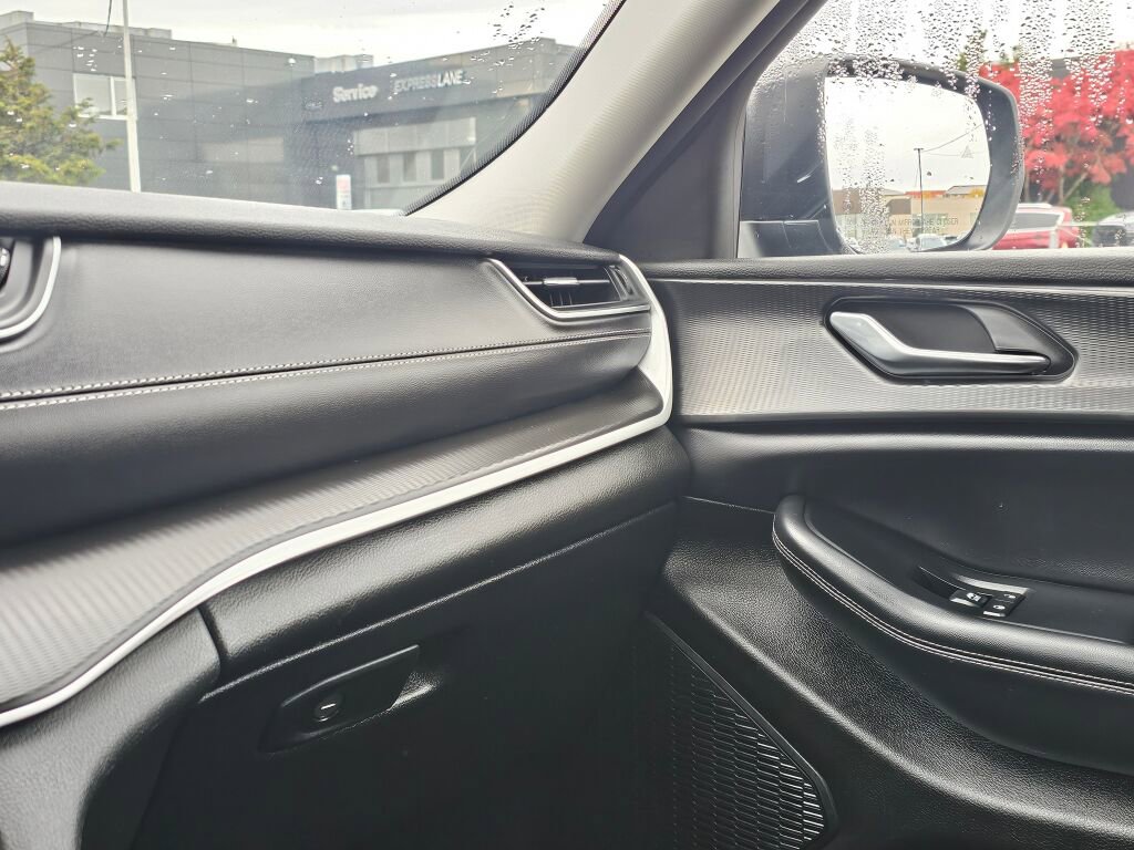 Used 2023 Jeep Grand Cherokee L Laredo image 24