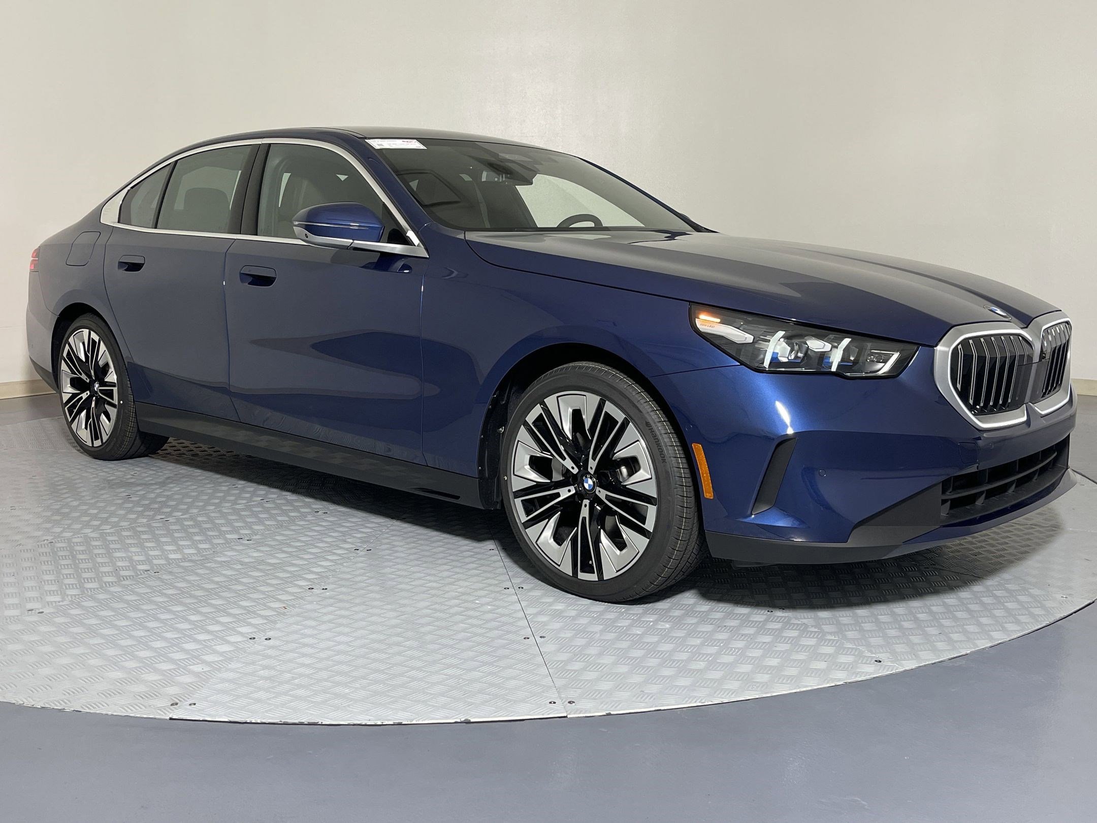 Used 2026 BMW 530i xDrive w/ Executive Package image 6