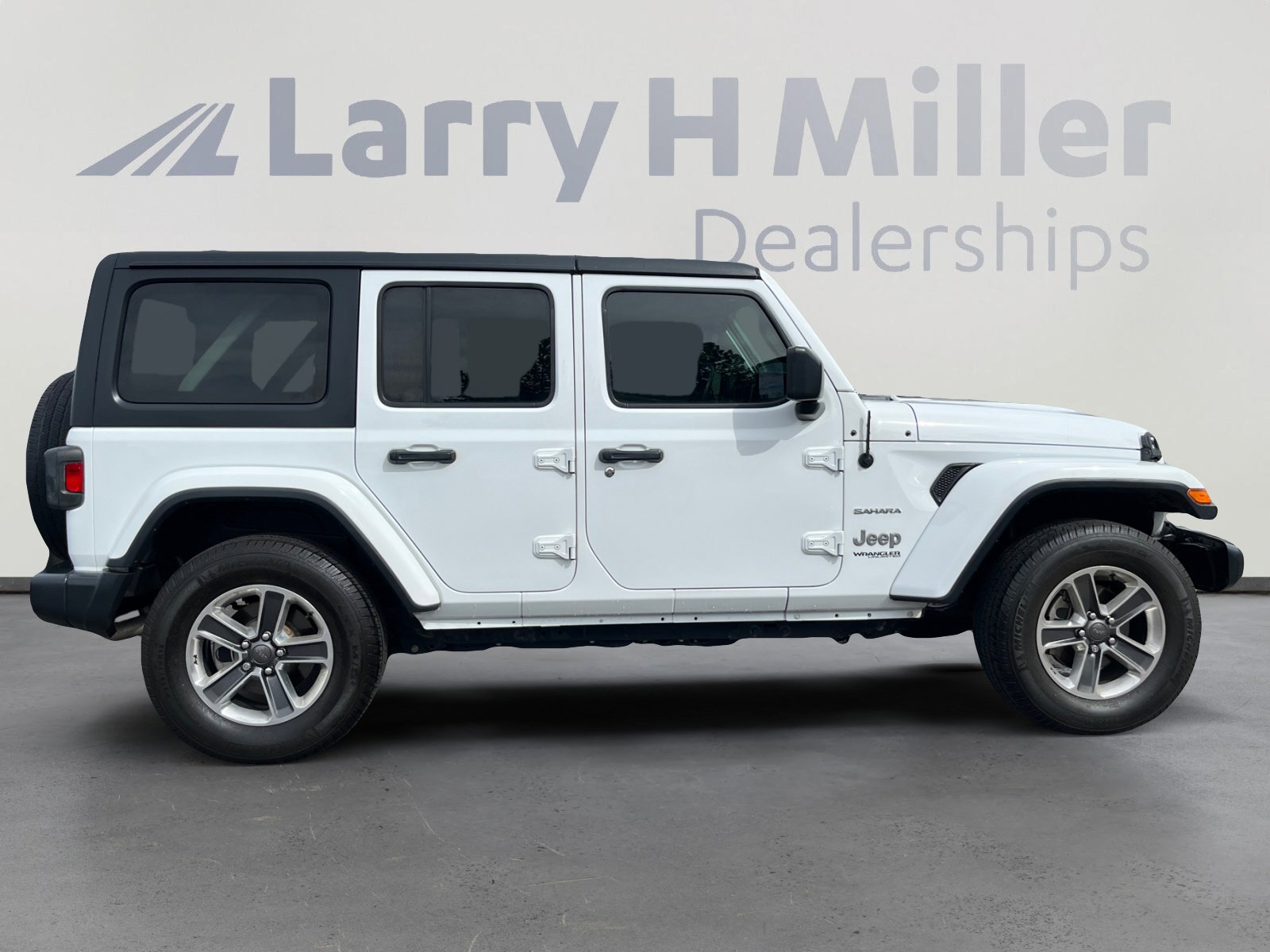 Used 2018 Jeep Wrangler Unlimited Sahara image 6