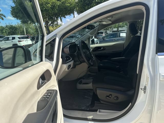 Used 2023 Chrysler Voyager LX FWD image 22