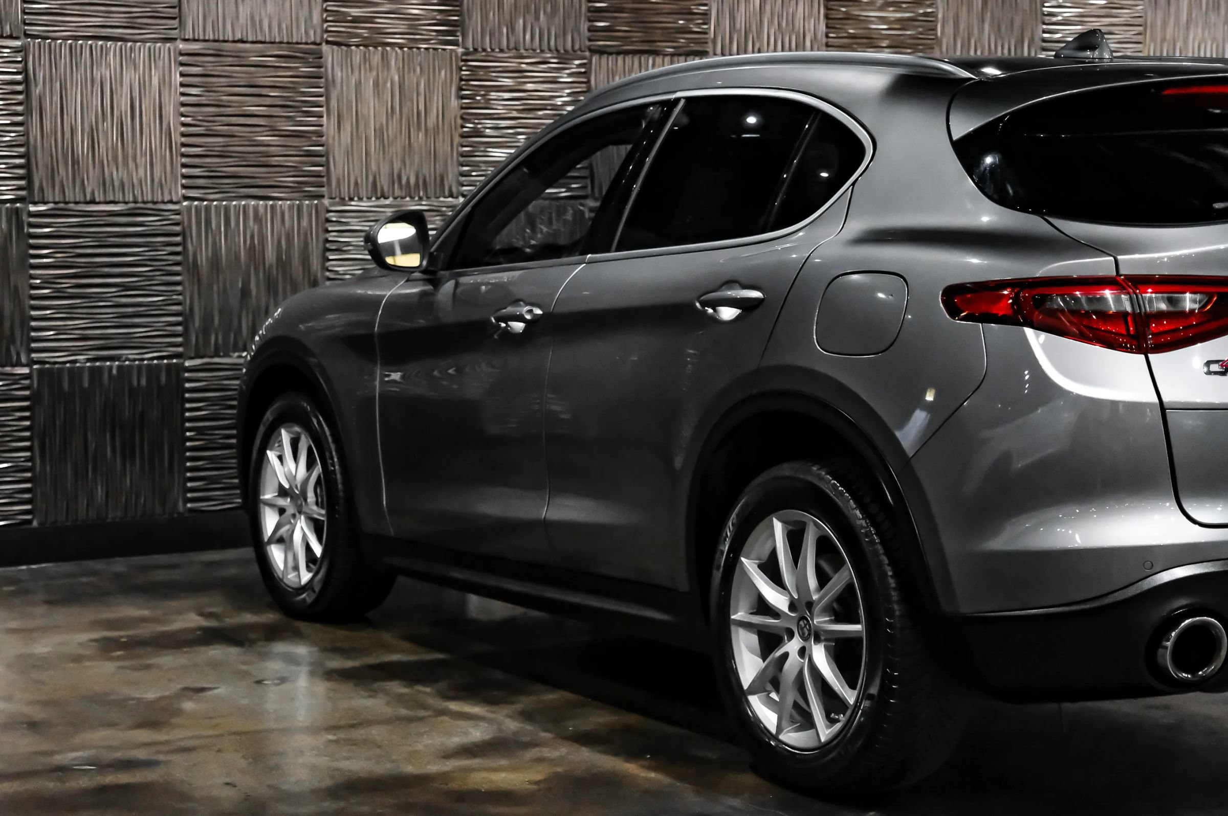 Used 2018 Alfa Romeo Stelvio Ti AWD/4WD image 12