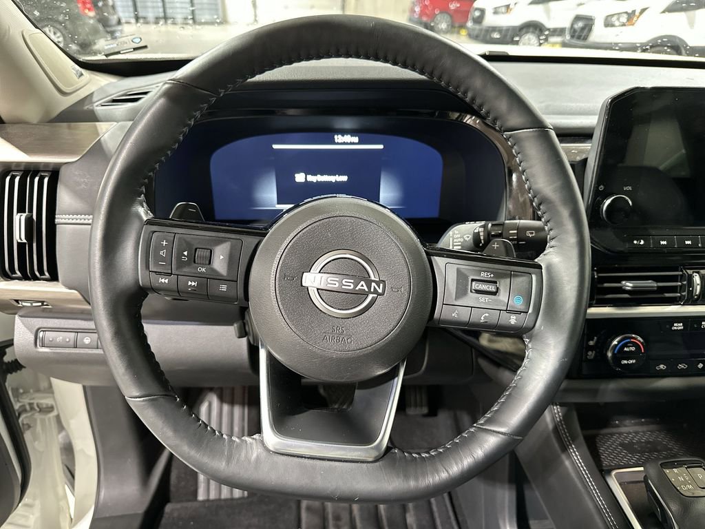 Used 2024 Nissan Pathfinder Platinum image 11