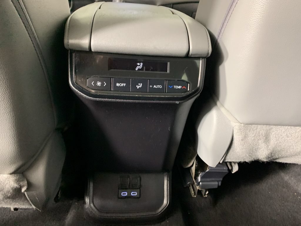 Used 2023 Toyota Highlander XLE AWD/4WD image 38