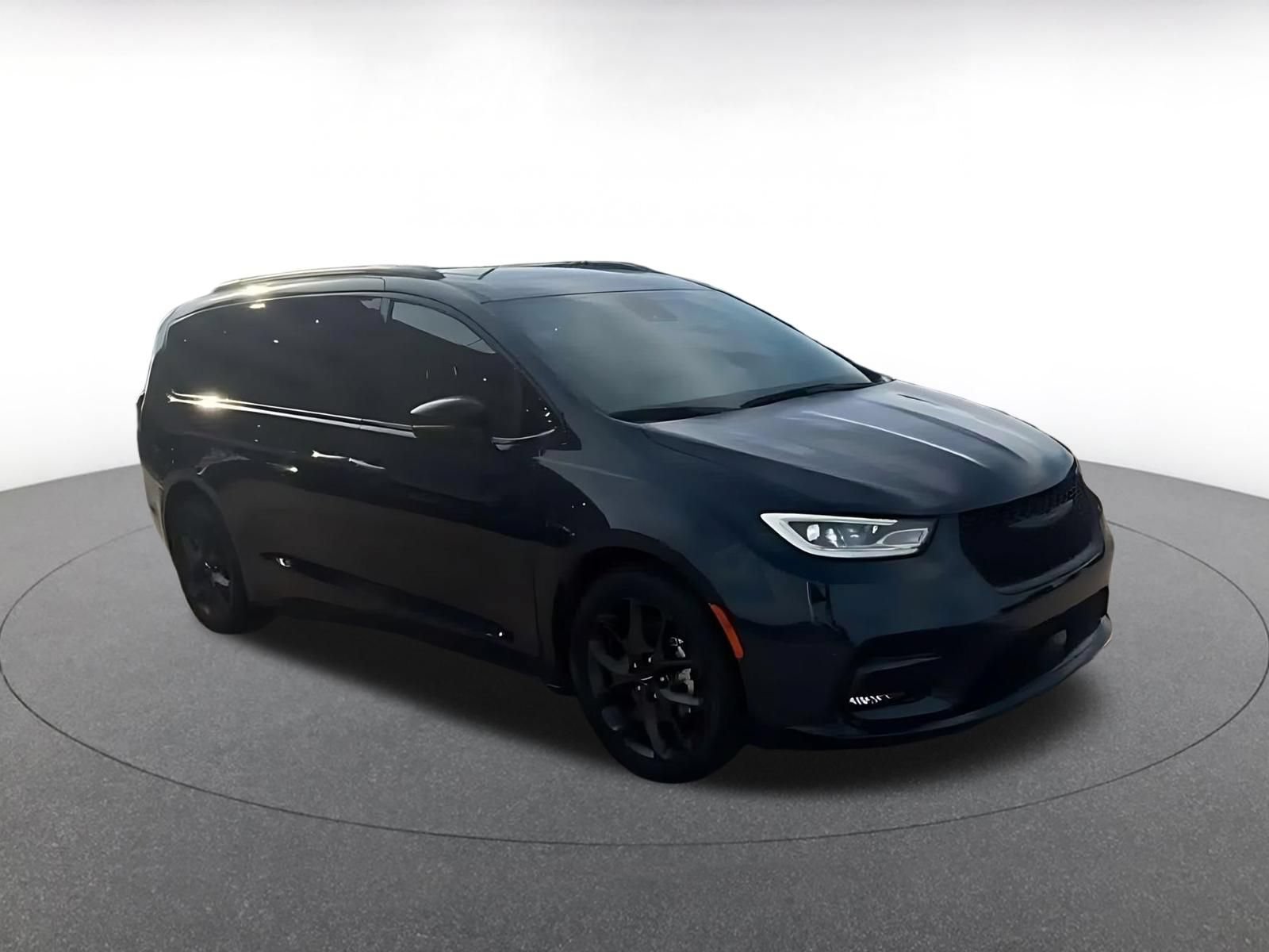 Used 2025 Chrysler Pacifica Limited FWD image 2