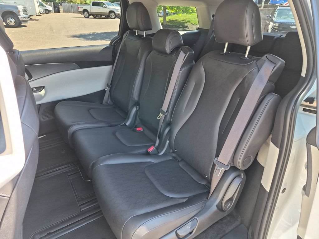 Used 2024 Kia Carnival LX FWD image 31