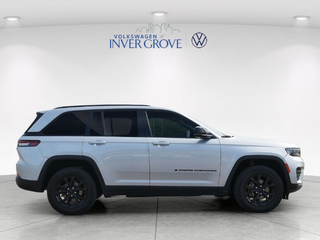 Used 2024 Jeep Grand Cherokee Altitude AWD/4WD image 8