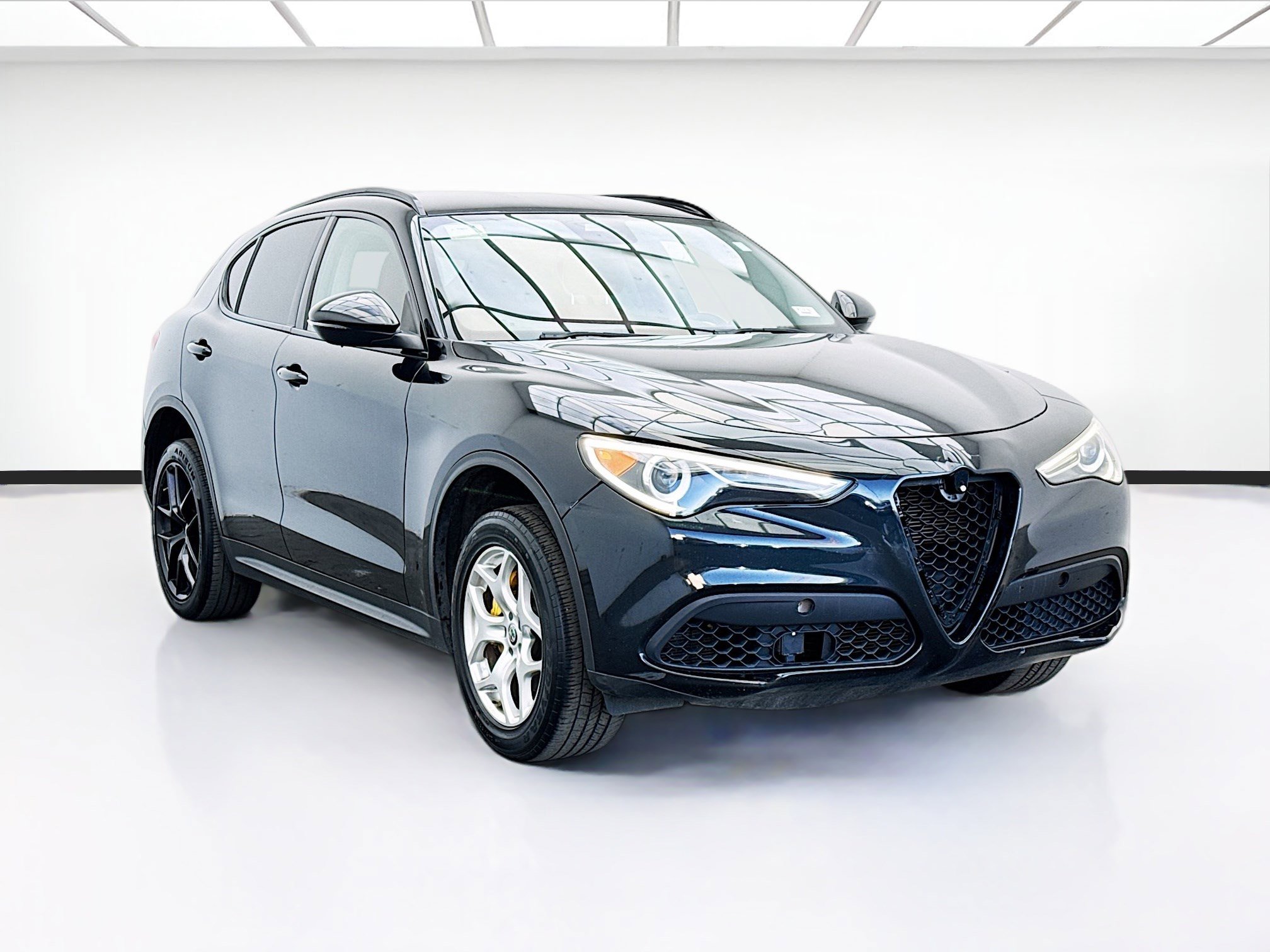 Used 2020 Alfa Romeo Stelvio w/ Nero Edizione image 3