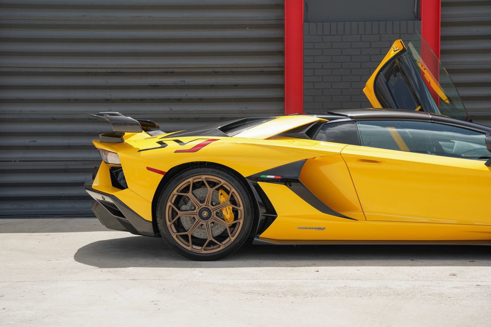Used 2021 Lamborghini Aventador SVJ AWD/4WD image 8