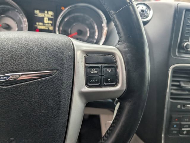 Used 2016 Chrysler Town & Country Touring-L w/ Driver Convenience Group image 17