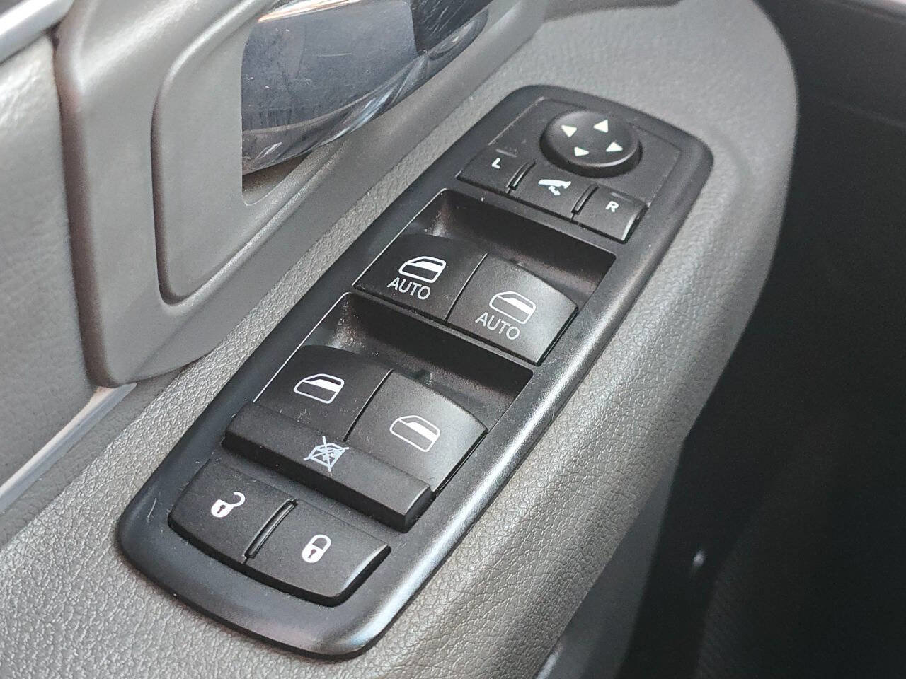 Used 2016 RAM 1500 Classic SLT w/ SLT Plus D￩cor Group image 31