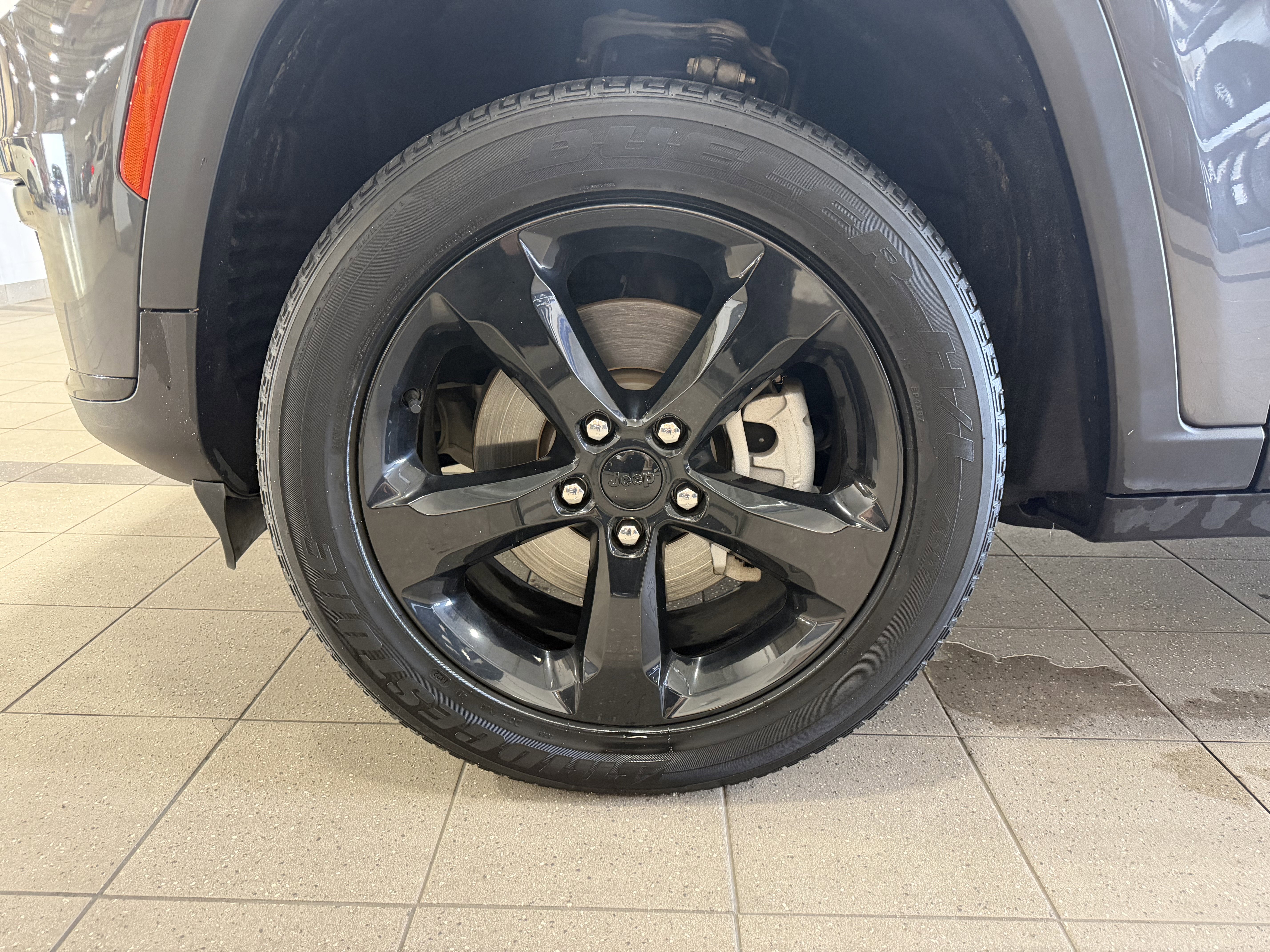 Used 2023 Jeep Grand Cherokee L Laredo image 5