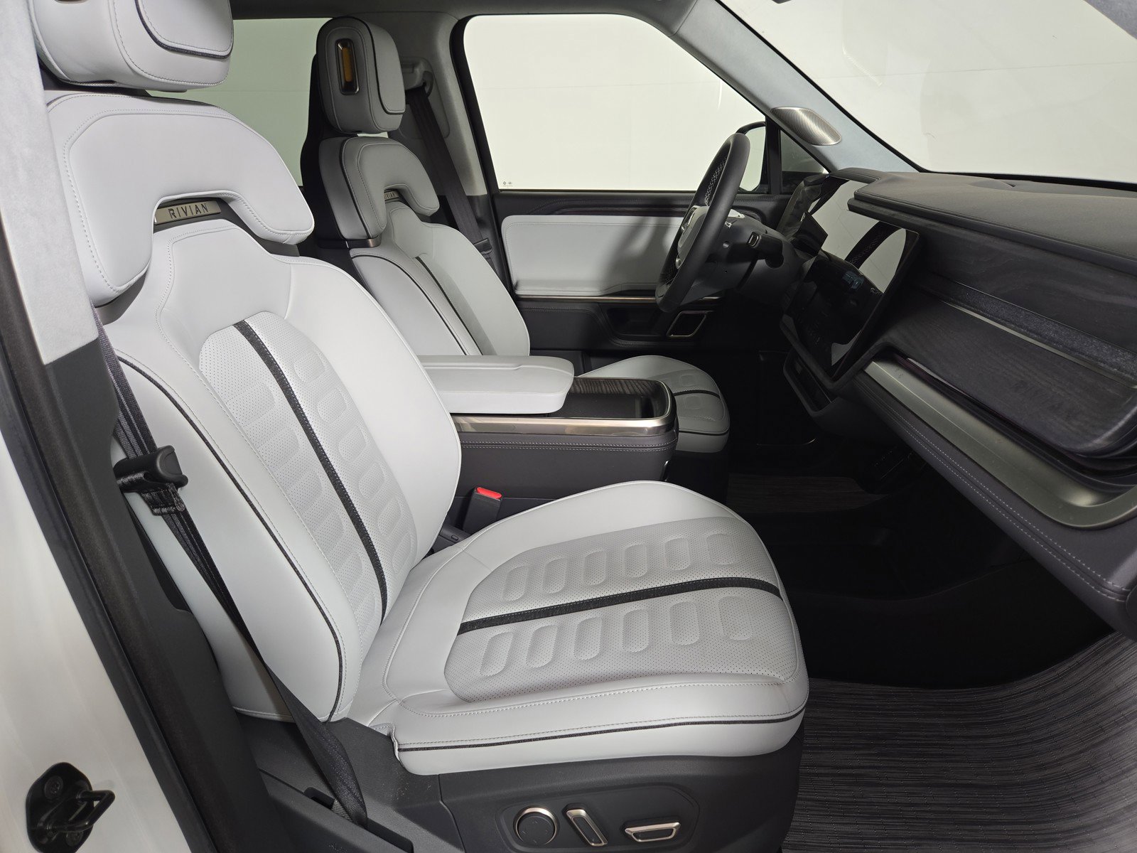 Used 2023 Rivian R1S Launch Edition AWD/4WD image 23