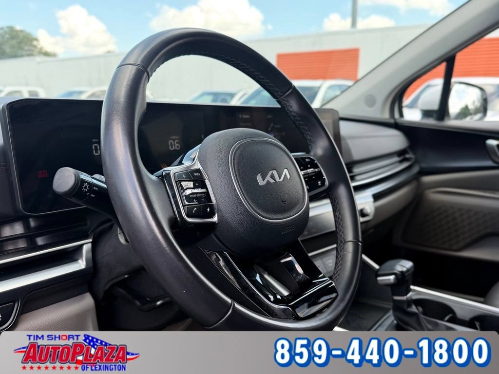 Used 2025 Kia Carnival FWD image 3