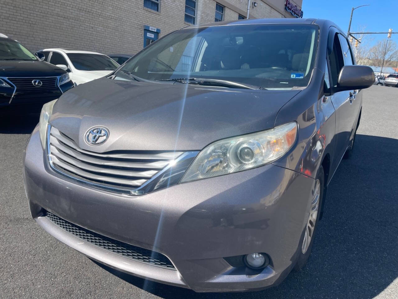 Used 2015 Toyota Sienna XLE w/ XLE Navigation Package FWD image 3
