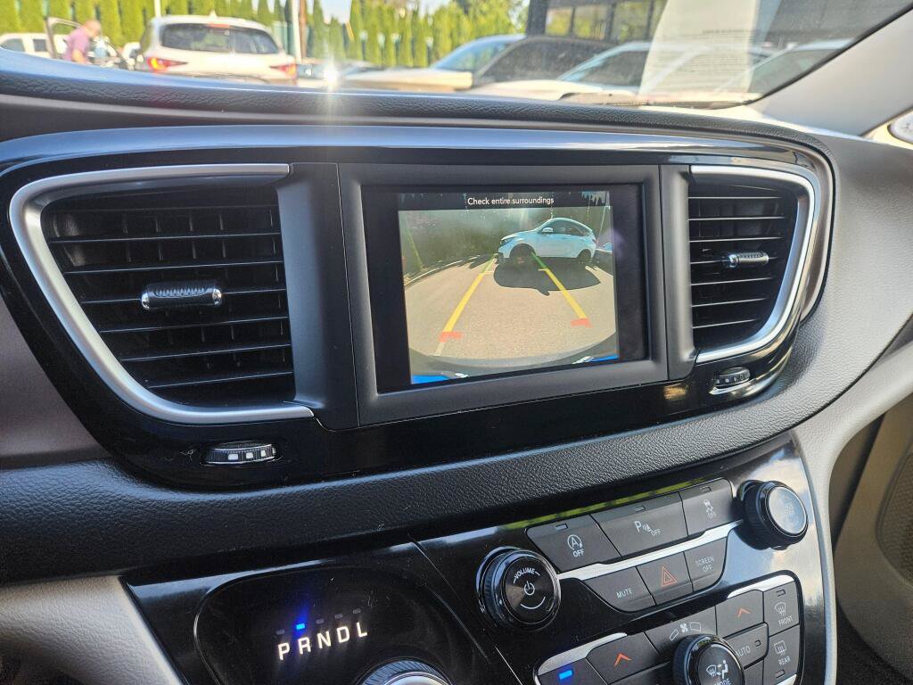 Used 2019 Chrysler Pacifica Touring-L FWD image 27