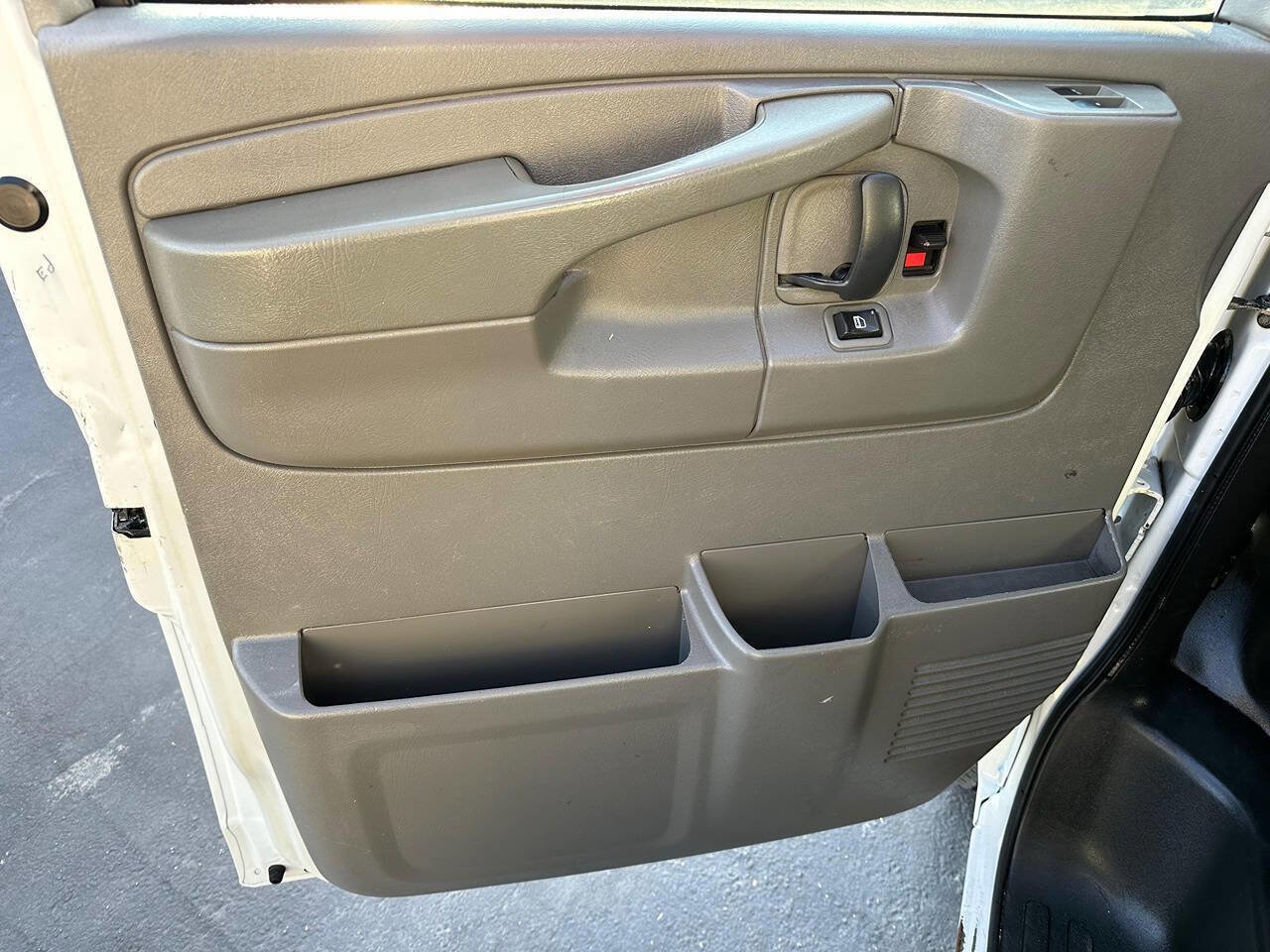 Used 2014 Chevrolet Express 2500 image 18