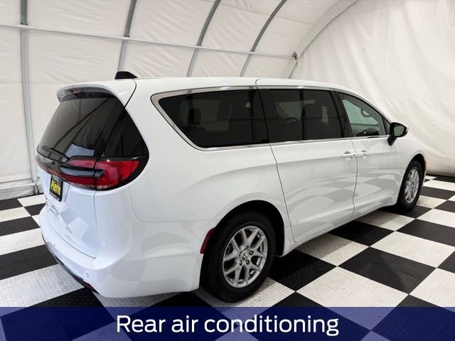 Used 2023 Chrysler Pacifica Touring-L image 7