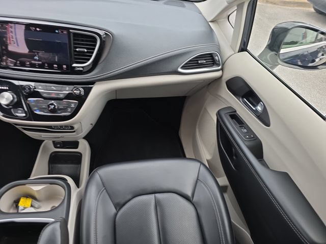 Used 2024 Chrysler Pacifica Limited FWD image 16