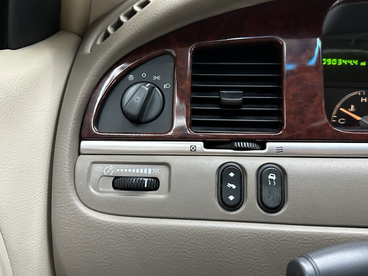 Used 2004 Lincoln Town Car Executive image 25