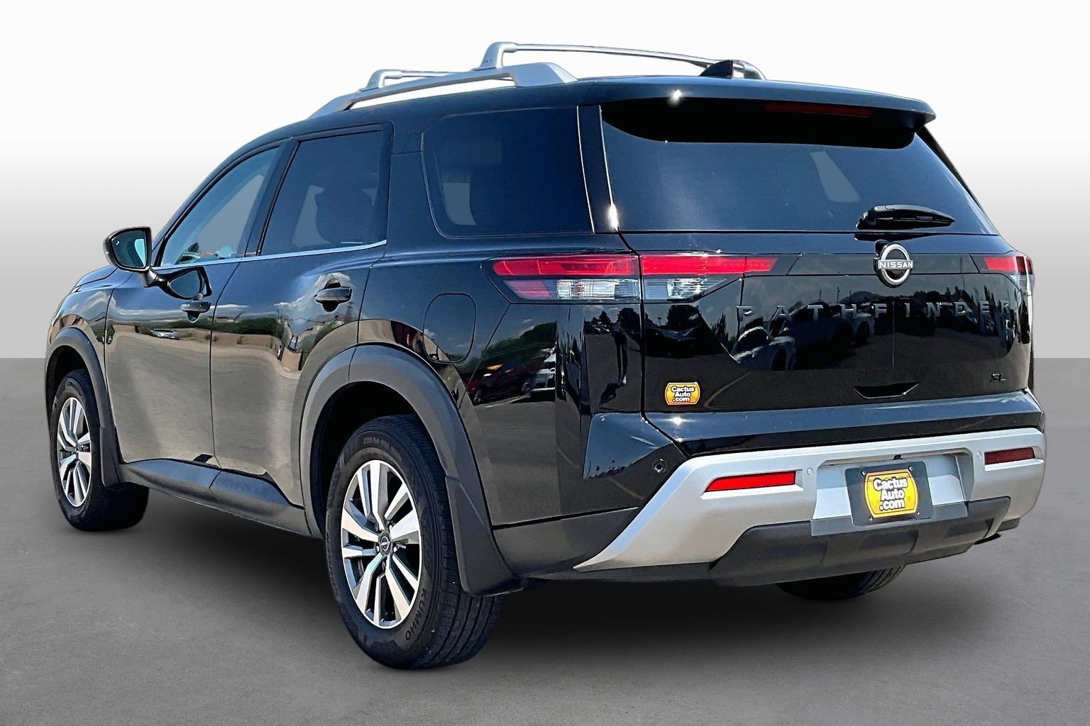 Used 2023 Nissan Pathfinder SL w/ Black Appearance Package FWD image 10
