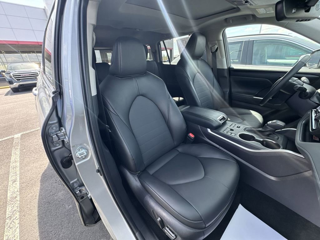 Used 2025 Toyota Highlander XLE AWD/4WD image 32