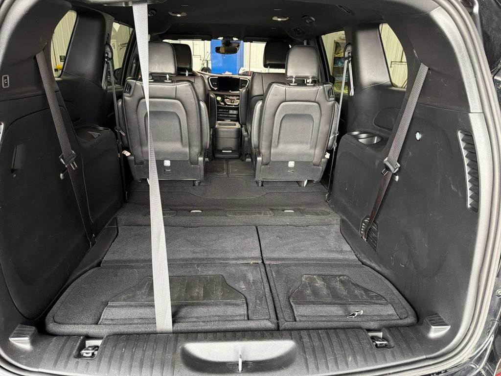 Used 2025 Chrysler Pacifica Select image 16
