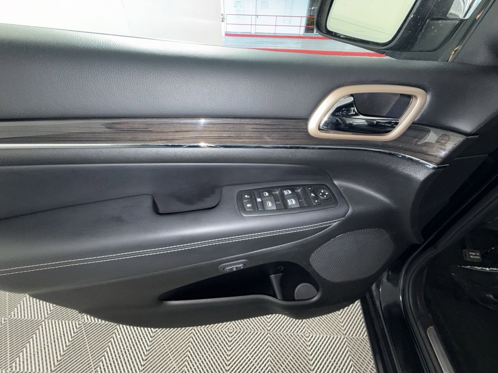 Used 2015 Jeep Grand Cherokee Overland w/ Advanced Technology Group image 15