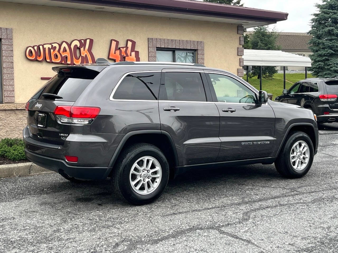 Used 2019 Jeep Grand Cherokee Laredo image 3