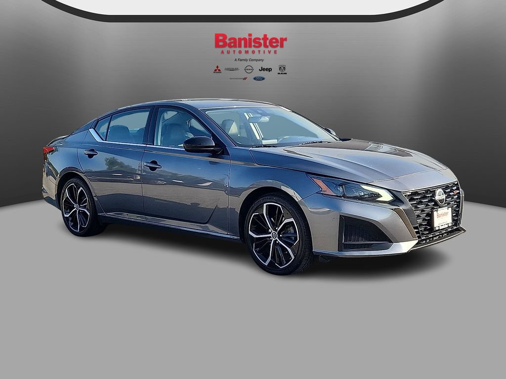 Used 2024 Nissan Altima 2.5 SR FWD image 3