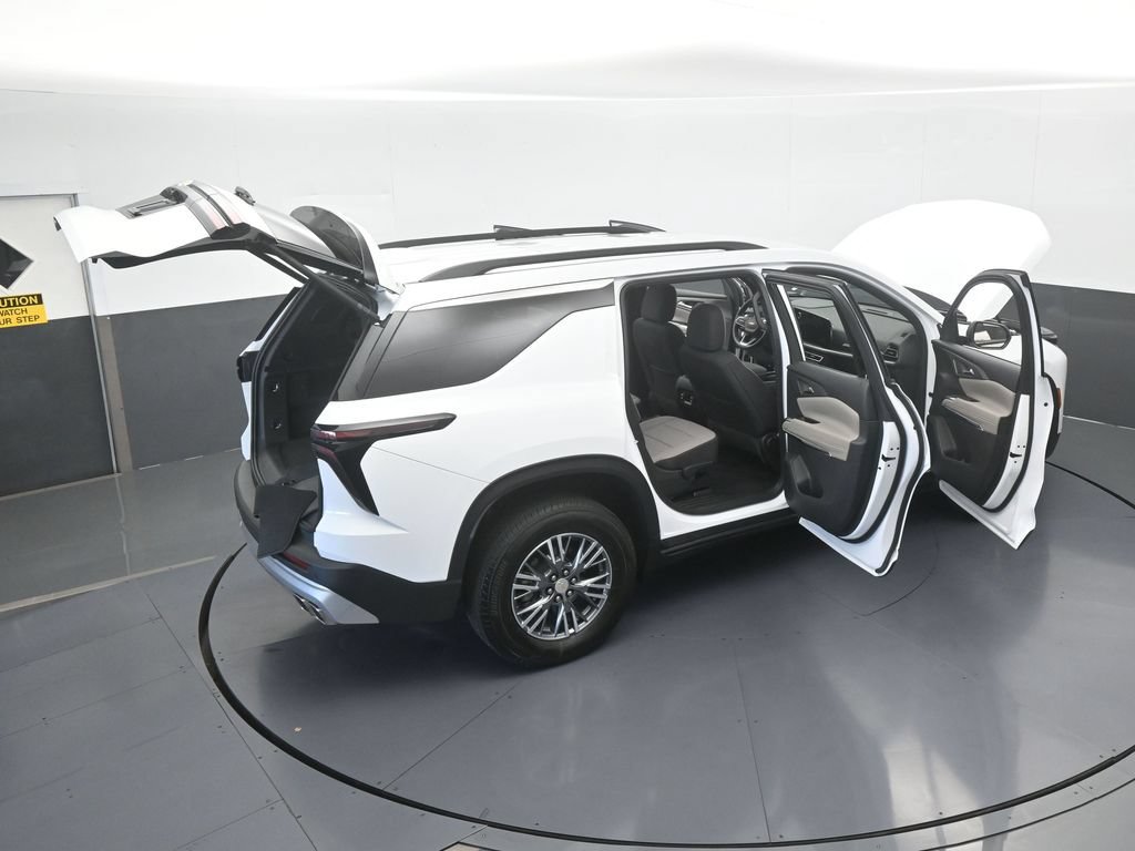 Used 2025 Chevrolet Traverse LT FWD image 64