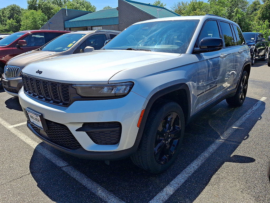 Used 2023 Jeep Grand Cherokee Altitude AWD/4WD image 2
