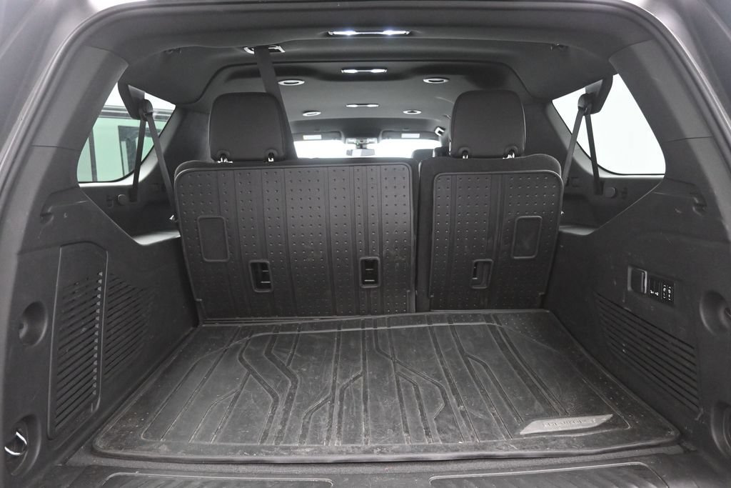 Used 2022 Chevrolet Suburban LT w/ Luxury Package RWD image 23