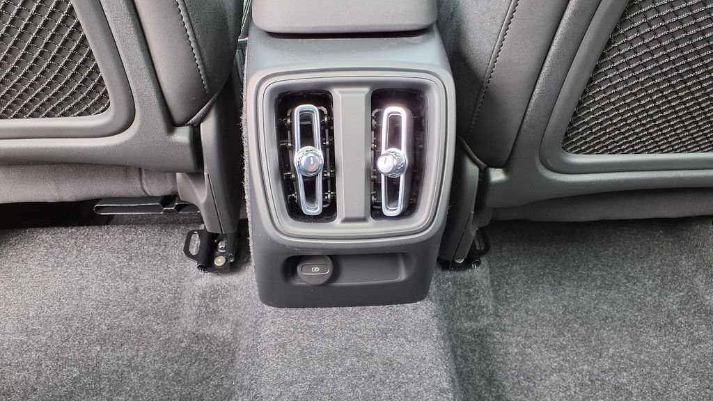 New 2026 Volvo XC40 B5 Ultra w/ Protection Package Premier AWD/4WD image 16