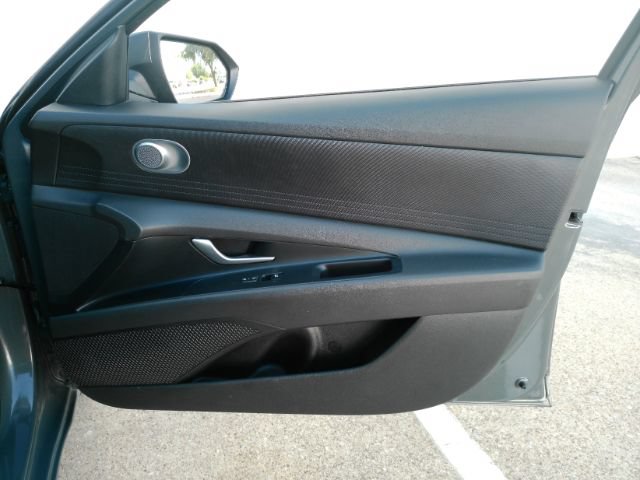 Used 2026 Hyundai Elantra SE FWD image 18