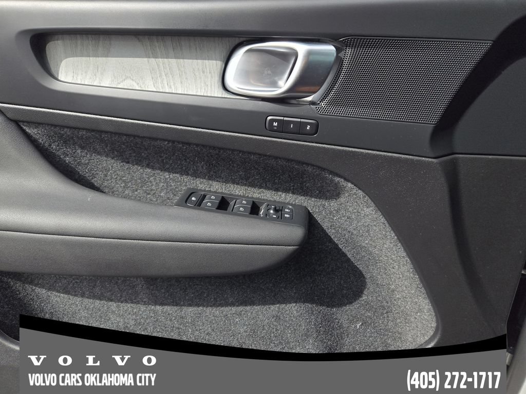 Certified 2025 Volvo XC40 B5 Core AWD/4WD image 17