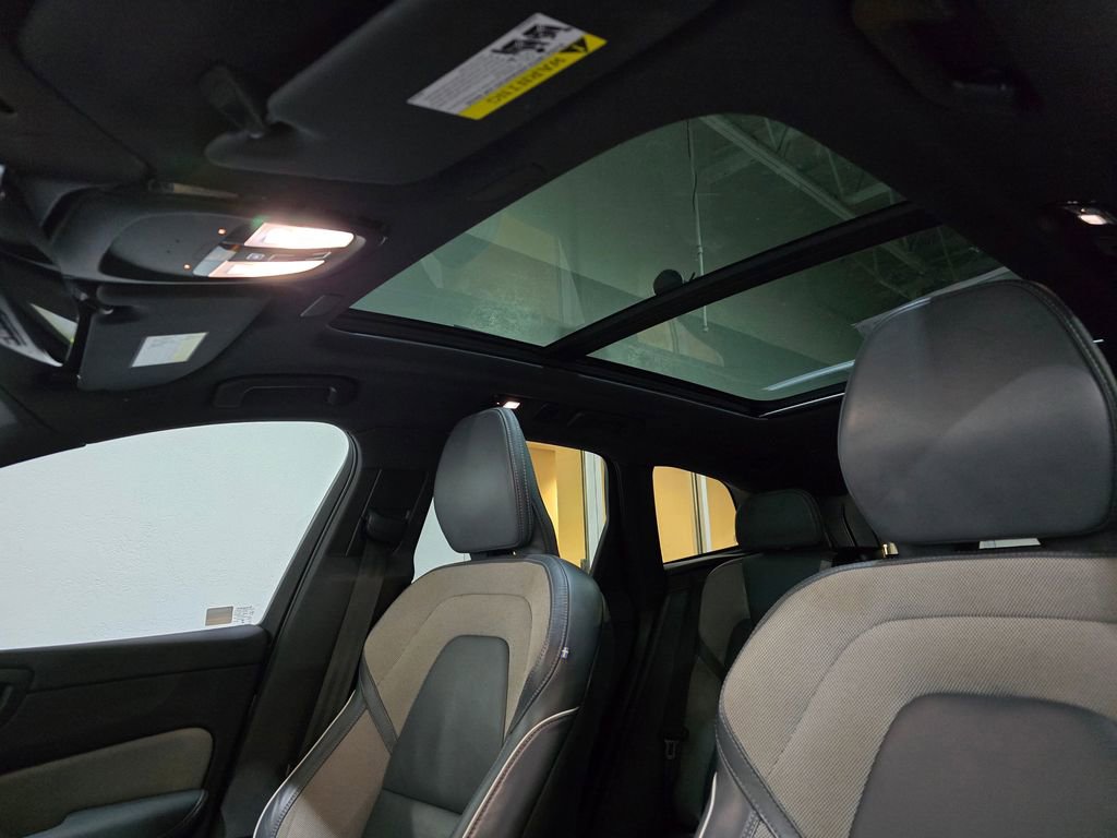 Used 2022 Volvo XC60 B5 R-Design w/ Climate Package image 22