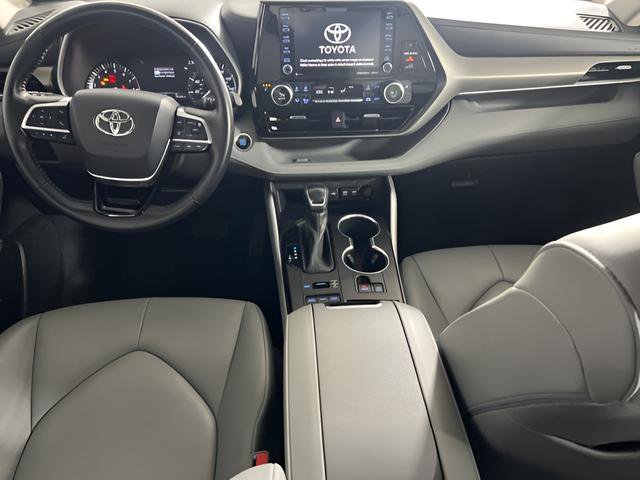 Used 2020 Toyota Highlander XLE image 2