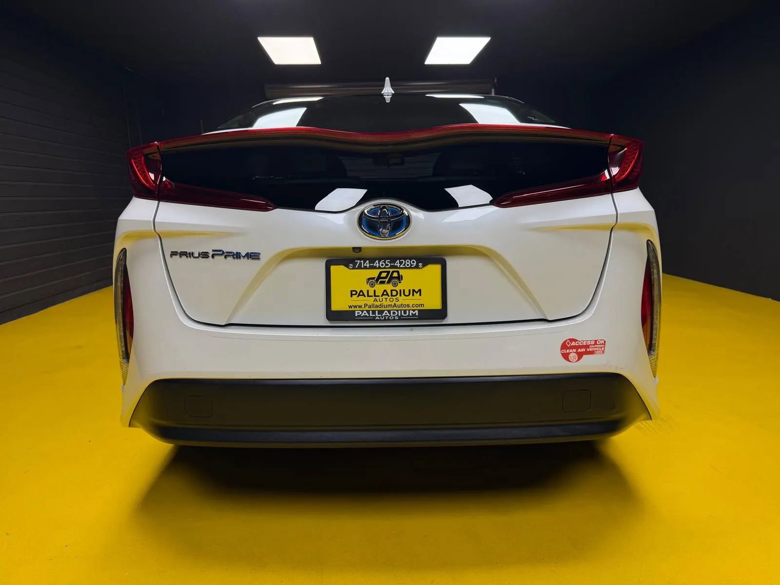Used 2017 Toyota Prius Prime Premium w/ Preferred Accessory Package FWD image 5