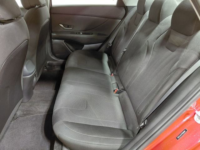 Used 2022 Hyundai Elantra SE image 35