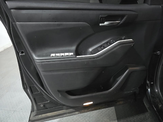 Used 2021 Toyota Highlander XLE AWD/4WD image 10