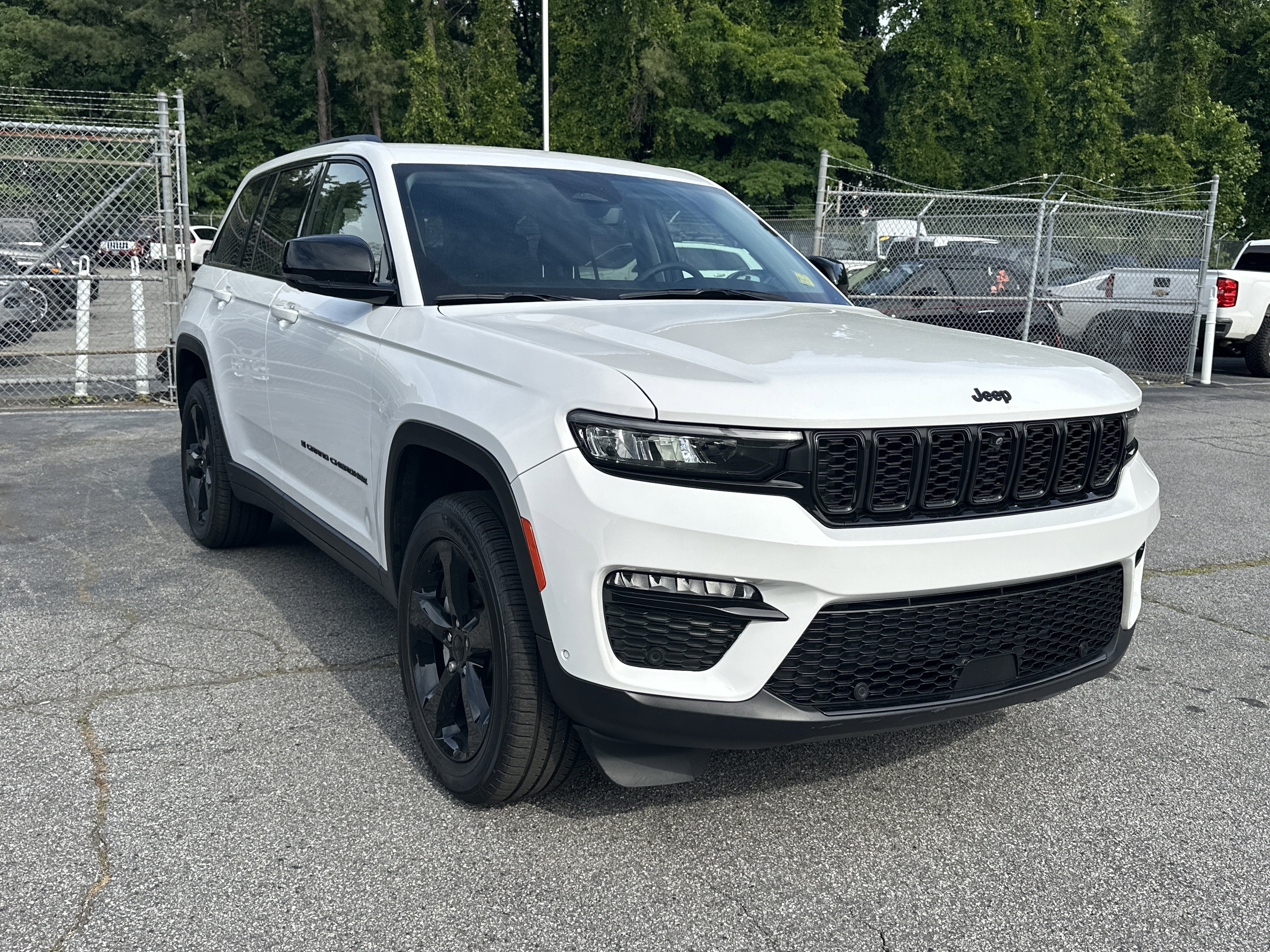 Used 2023 Jeep Grand Cherokee Limited w/ Luxury Tech Group II RWD image 2