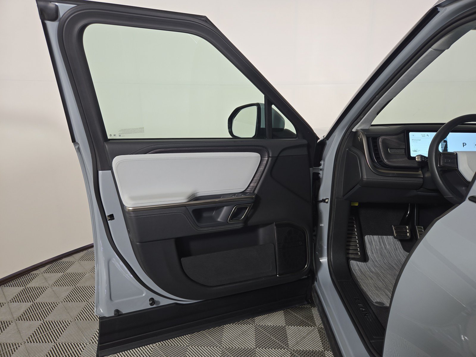 Used 2024 Rivian R1S Adventure AWD/4WD image 16