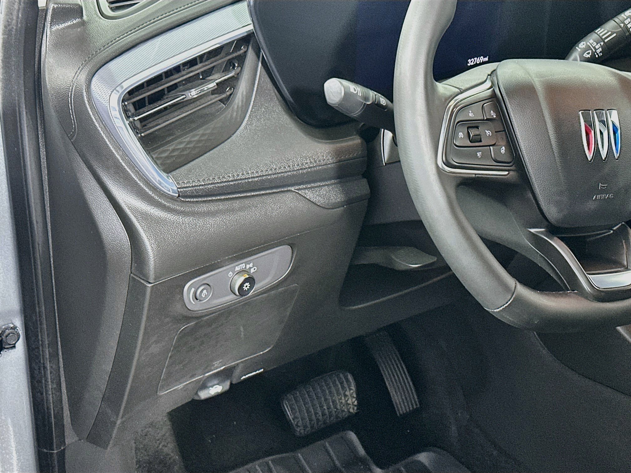 Used 2025 Buick Encore GX Sport Touring w/ Advanced Technology Package FWD image 17
