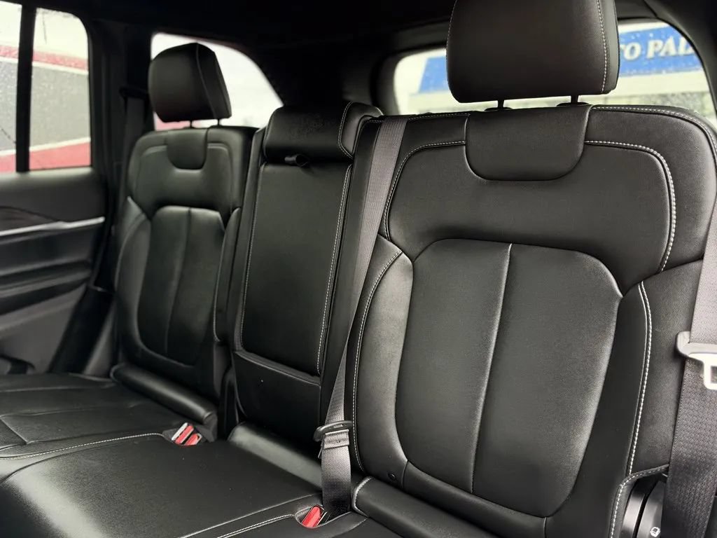 Used 2024 Jeep Grand Cherokee Limited w/ Black Appearance Package RWD image 18