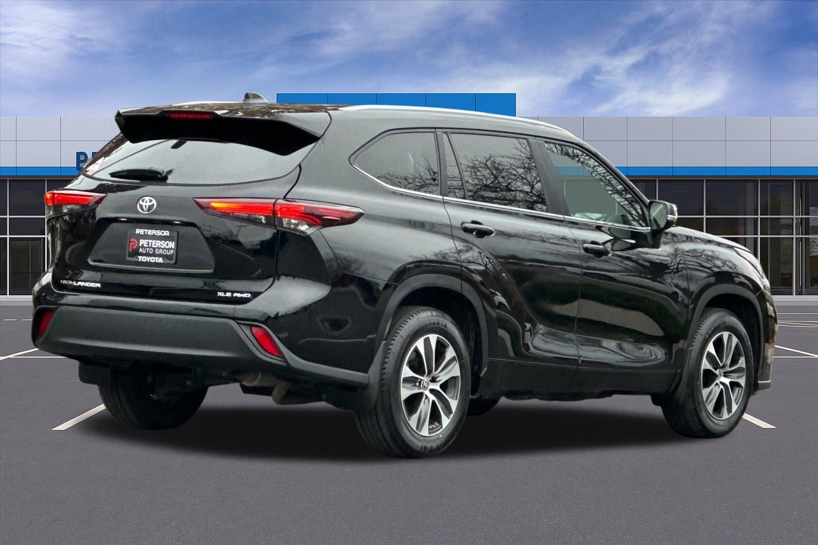 Used 2024 Toyota Highlander XLE image 4