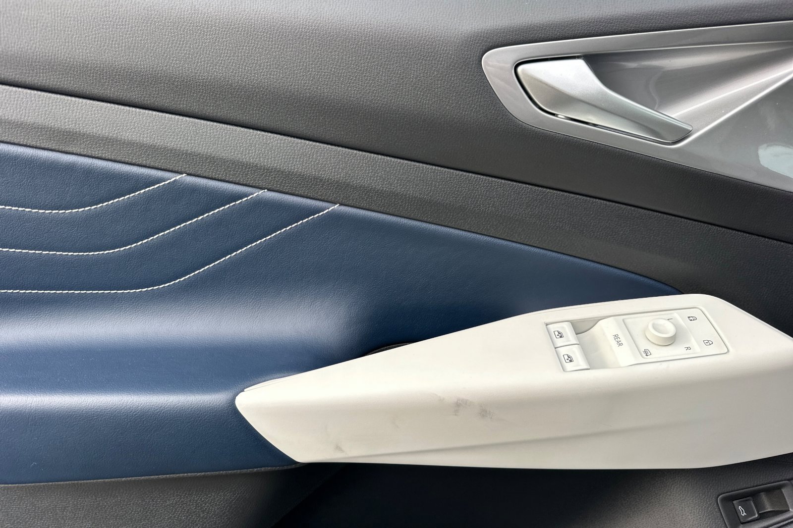 Used 2023 Volkswagen ID.4 Pro S image 10