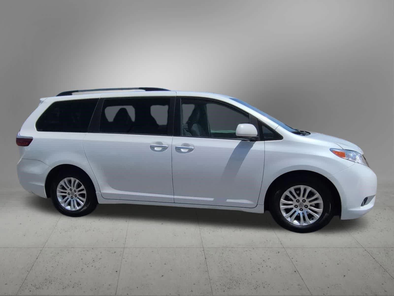Used 2015 Toyota Sienna XLE FWD image 7