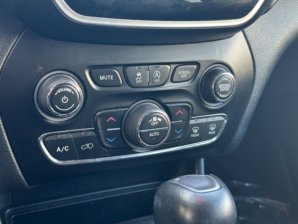 Used 2019 Jeep Cherokee Limited FWD image 22